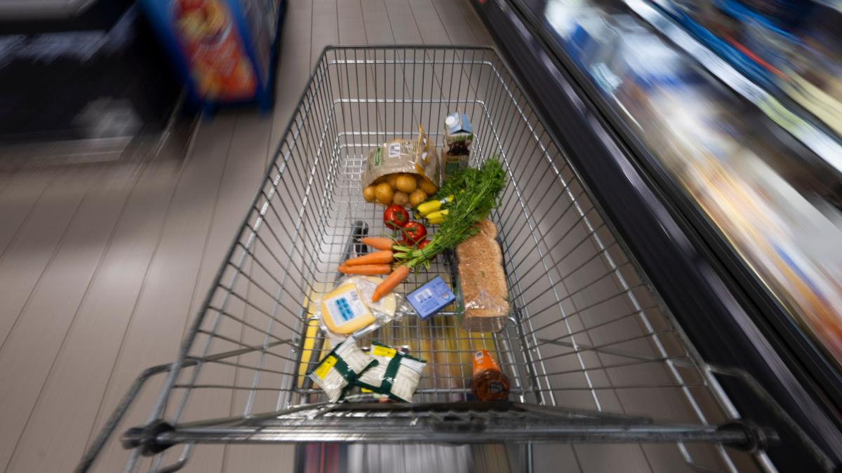 Unbekannter entwendet Tasche aus Einkaufswagen