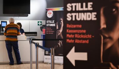 Plakate der Initiative "Stille Stunde" sind vor einer Kassenzone des Kaufhauses Galeria in Wiesbaden aufgestellt.