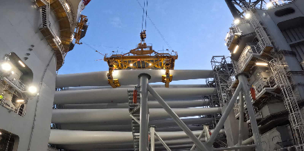 RWE bei Installation recycelbarer Rotorblätter im UK-Offshore-Windpark Sofia auf Kurs
