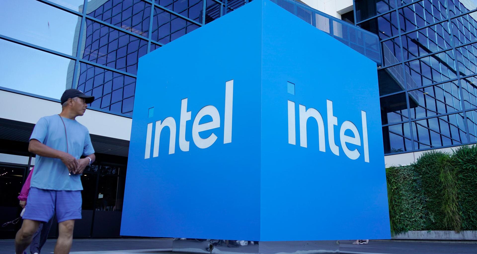Vor der Firmenzentrale von Intel in Santa Clara, Kalifornien, ist ein großes Intel-Logo zu sehen.