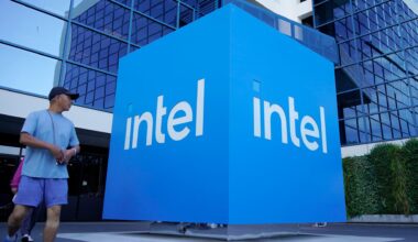 Vor der Firmenzentrale von Intel in Santa Clara, Kalifornien, ist ein großes Intel-Logo zu sehen.