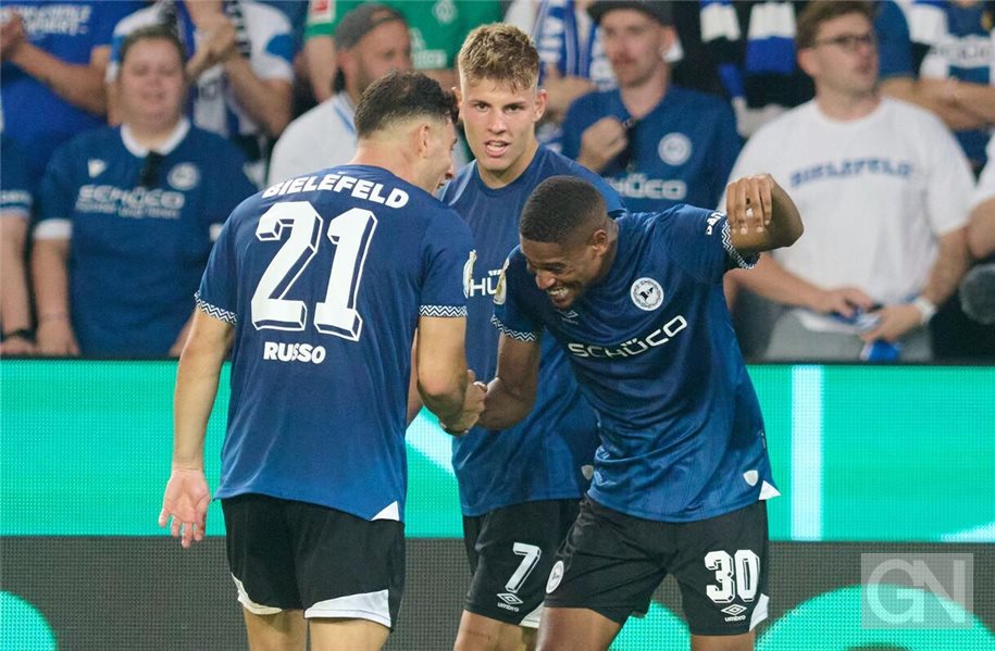 Isaiah Young und Stefano Russo jubeln über das entscheidende 1:0 für Bielefeld. Foto: Bernd Thissen/dpa