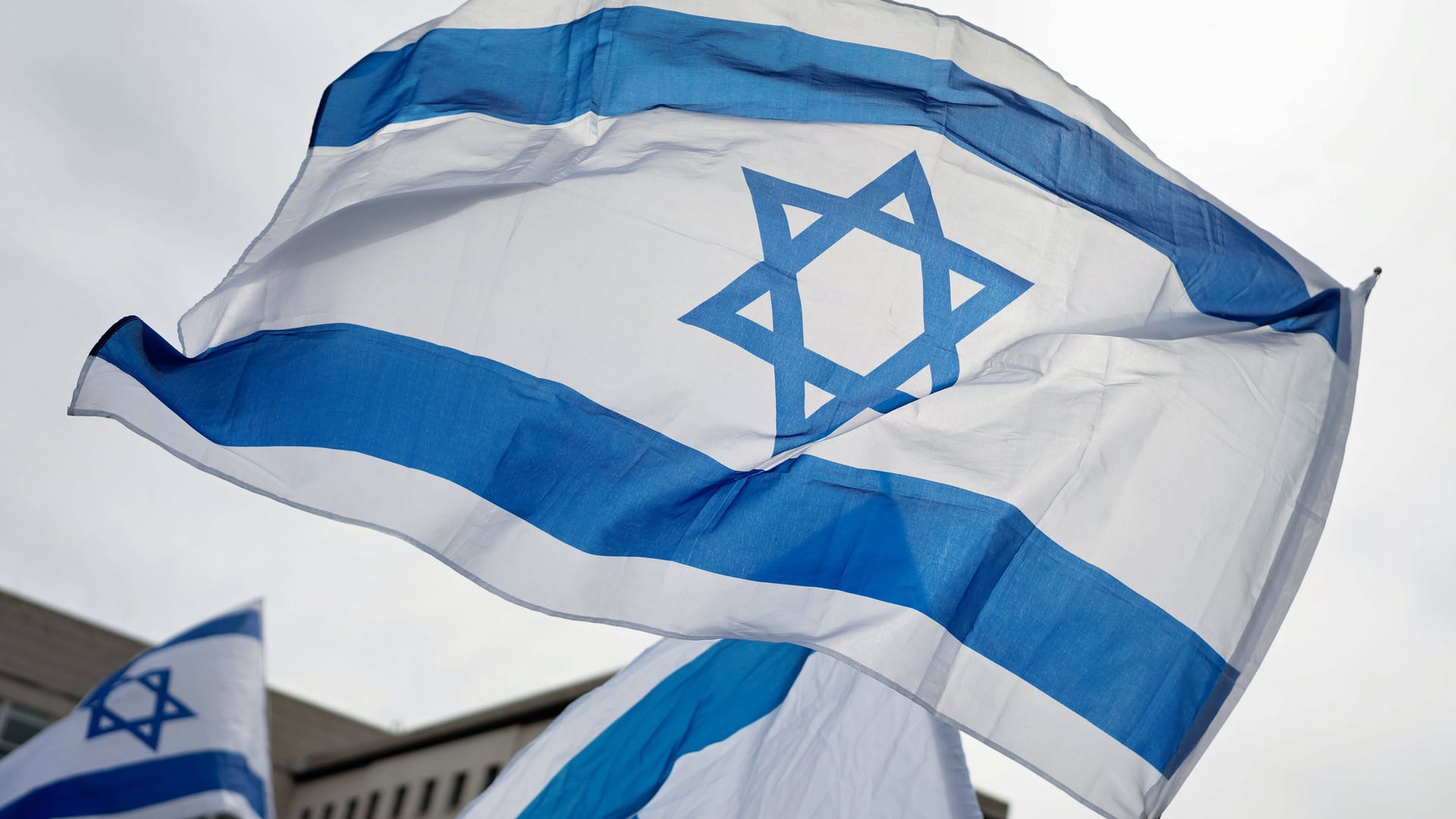 Israelische Flagge (Archivbild): Gegen den Mann bestand bereits ein Hausverbot für die Synagoge.