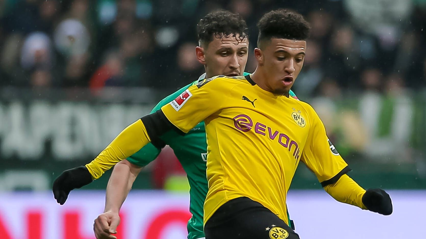 Jadon Sancho (r.) gegen Milos Veljkovic (Archivbild): Der Flügelstürmer, der beim BVB zum Star reifte, stand auch einmal auf Werders Wunschliste.