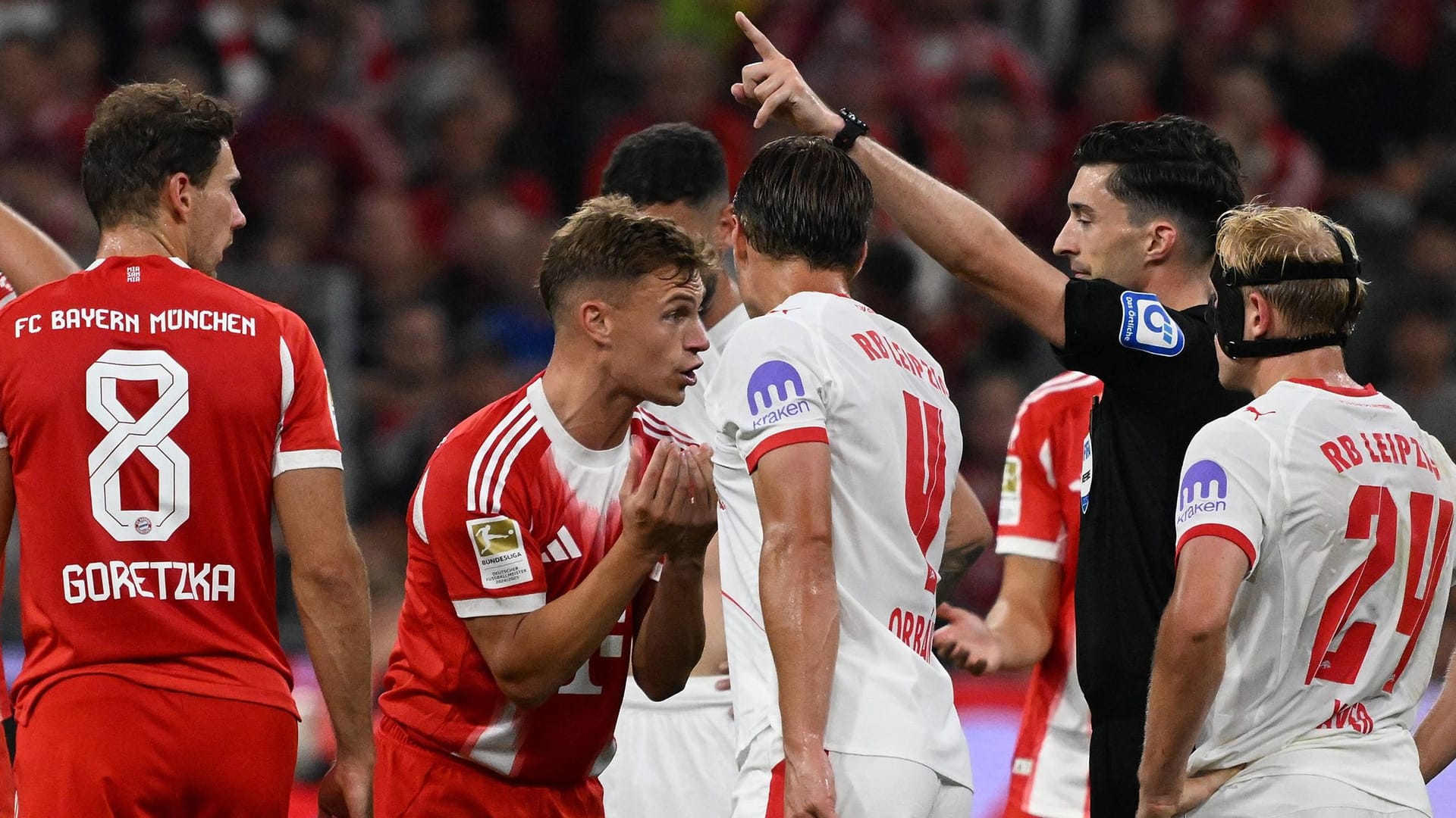 Joshua Kimmich (M.) diskutierte mit Schiedsrichter Florian Badstübner (2. v. r.): Die Münchner hielten am Ende die Null.