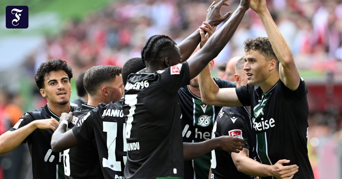 Zweite Fußball-Bundesliga: Hannover und Braunschweig weiter makellos