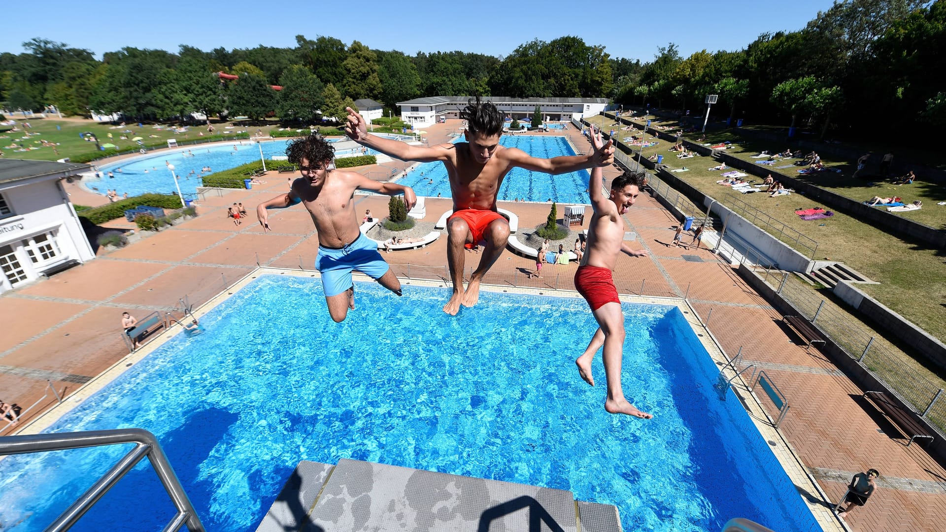 Jugendliche springen im Frankfurter Stadionbad vom Sprungturm ins Wasser (Archivbild):