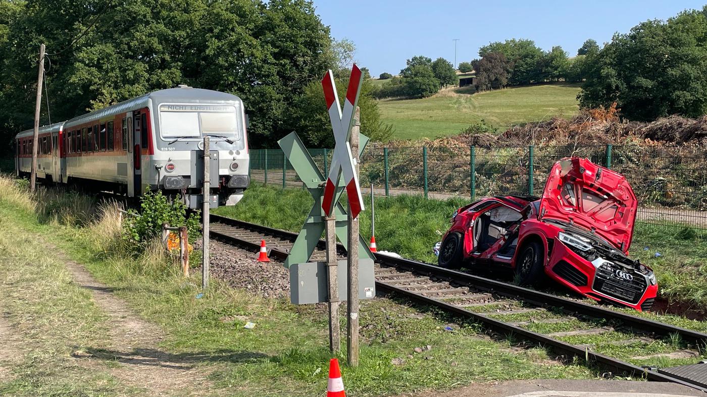 Schwerer Unfall zwischen Bahn und Auto in Rheinland-Pfalz