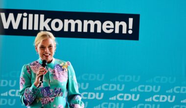 Bundestagspräsidentin Julia Klöckner (CDU) hält eine Rede beim CDU-Sommerfest in Koblenz. Sie trägt ein türkises Blumenkleid.