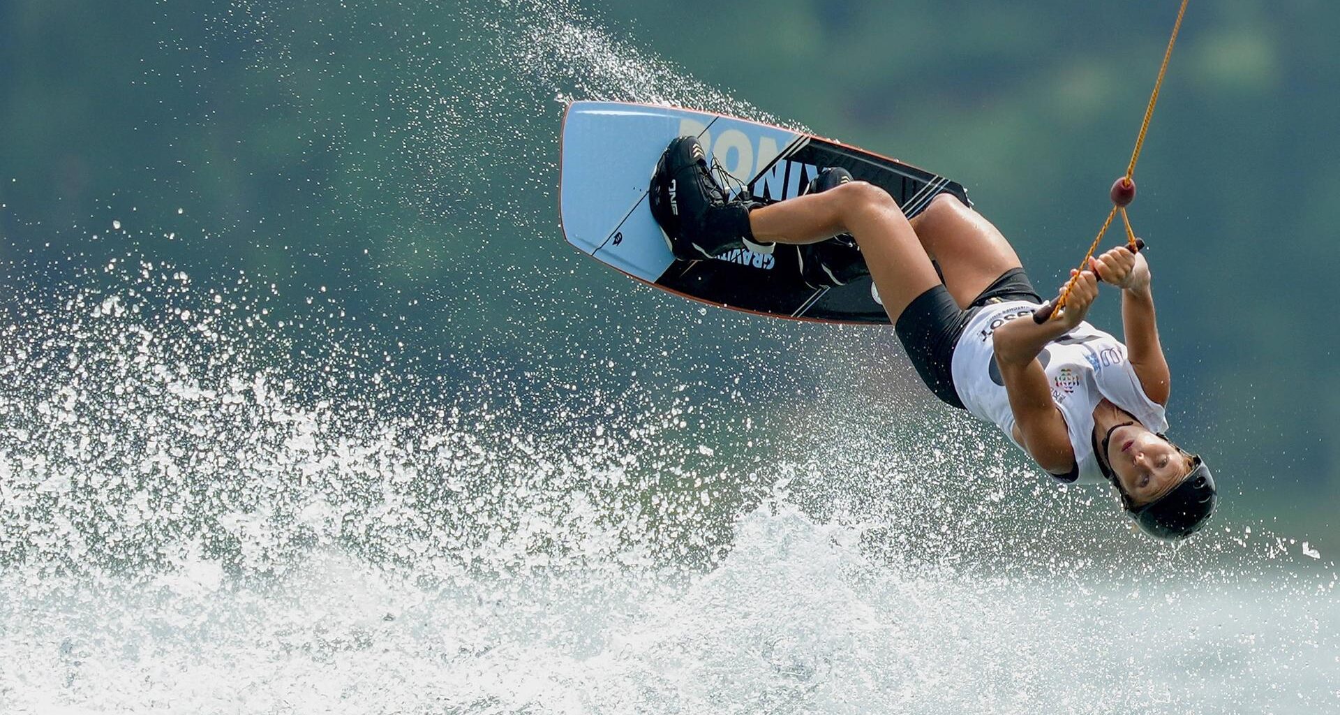 Das Foto zeigt die Cable-Wakeboarderin Julia Rick bei den World Games in Chengdu.