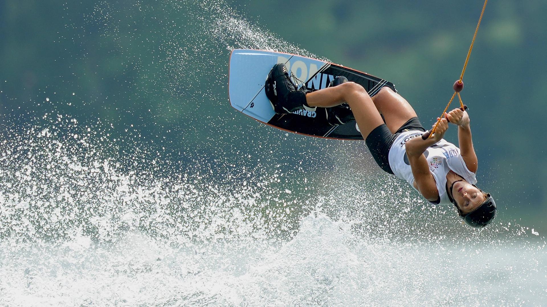 Das Foto zeigt die Cable-Wakeboarderin Julia Rick bei den World Games in Chengdu.
