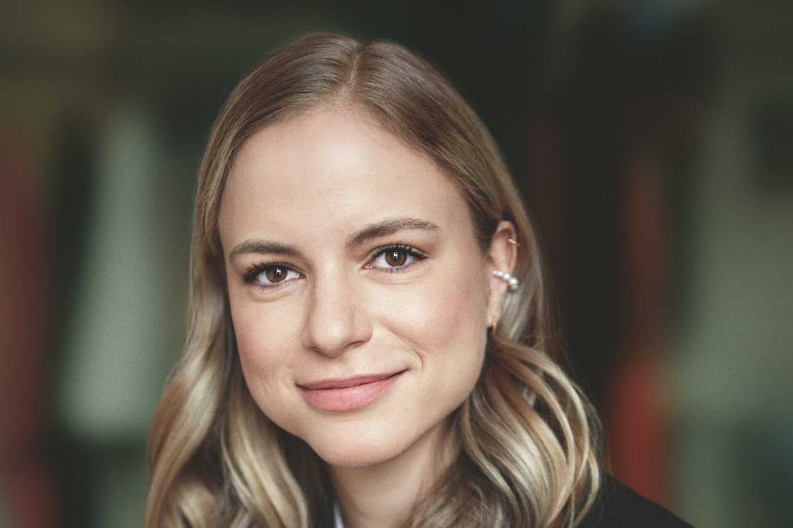 Portraitfoto Julia Engelmann, die im Interview über ihren Debütroman „Himmel ohne Ende“ spricht