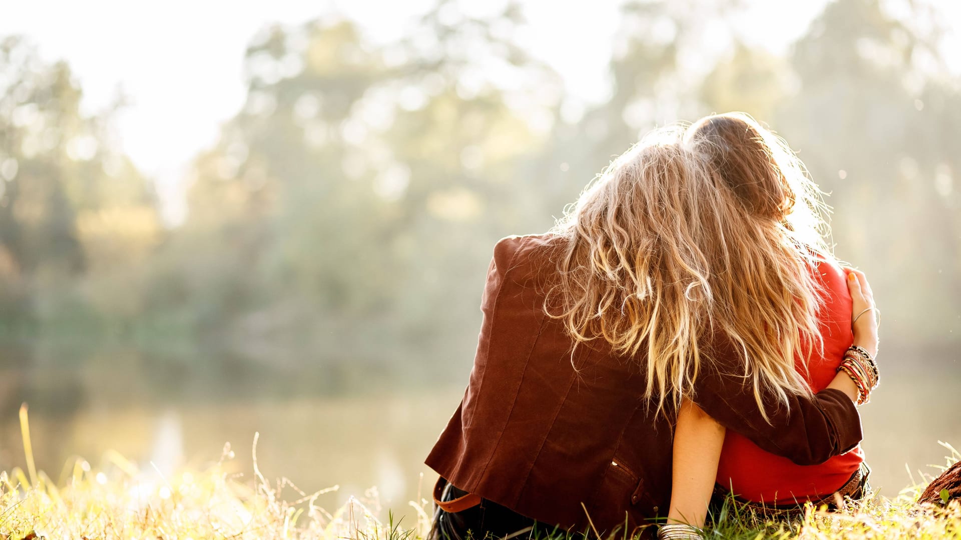 Junge Frauen in der Natur (Symbolfoto): In Nürnberg hat ein Mann zwei junge Frauen sexuell belästigt.