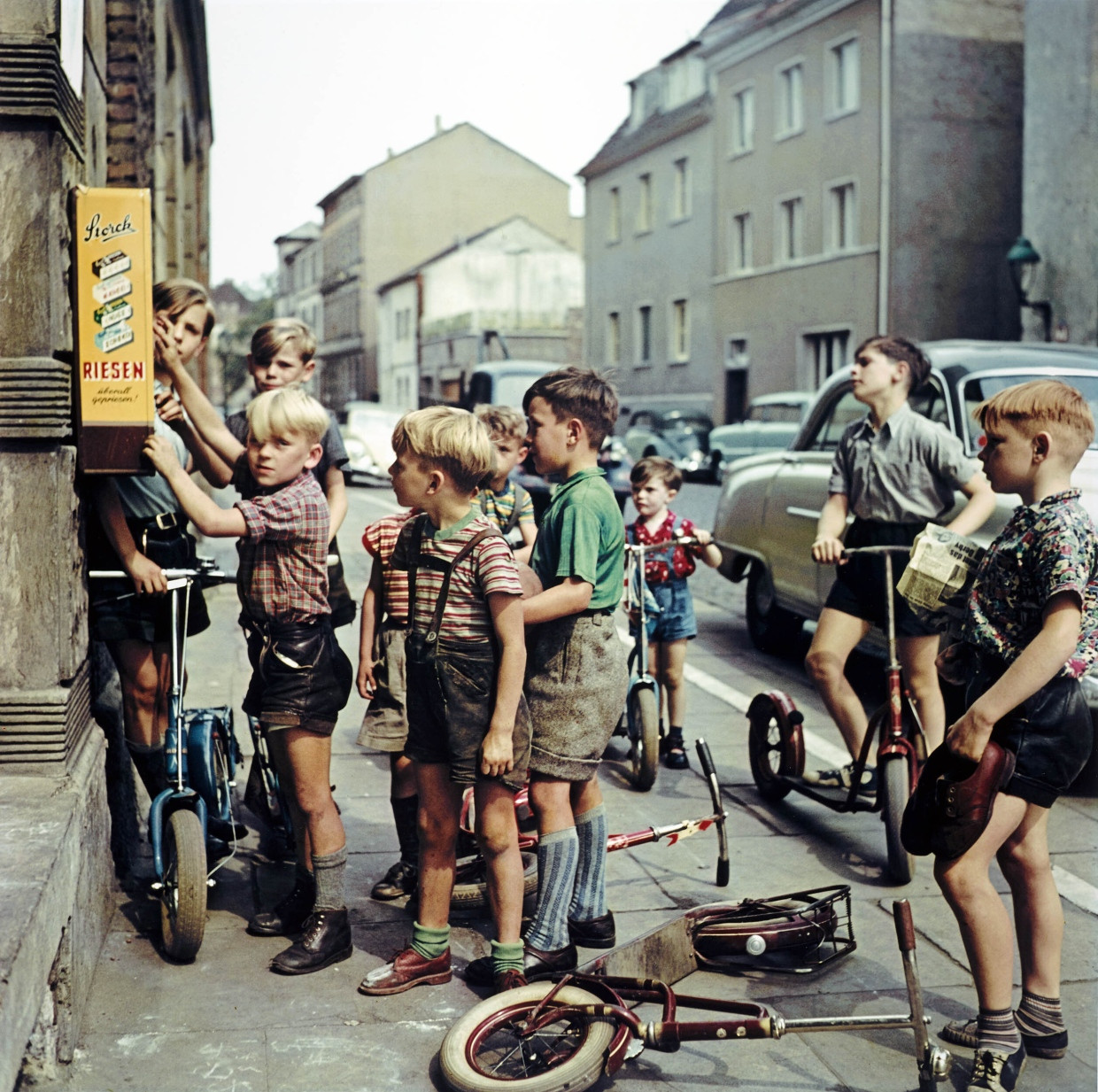 Jungen an einem Bonbonautomaten, Bonn, 1955
