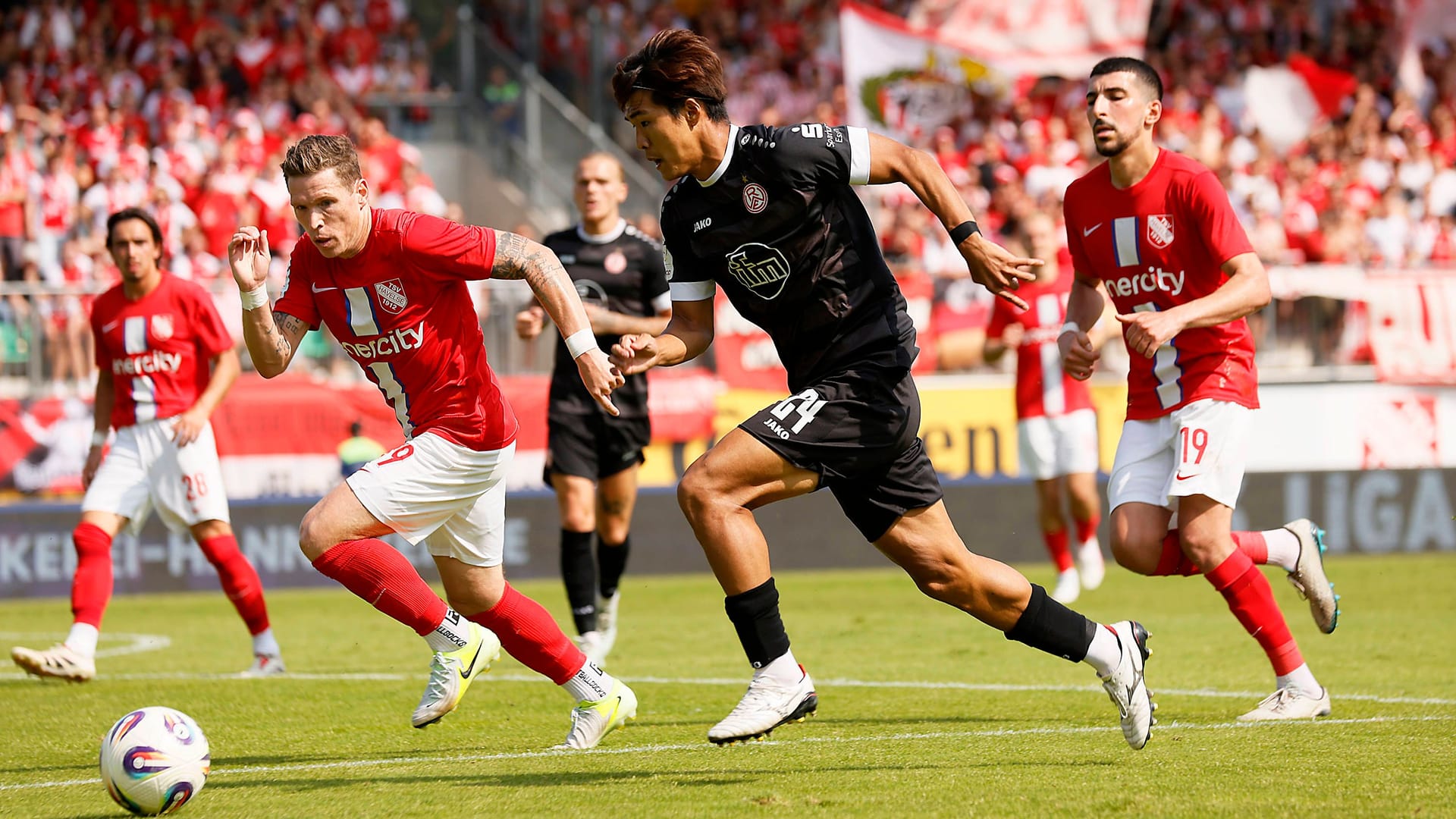 Kaito Mizuta (r.) treibt den Ball nach vorn: Rot-Weiss Essen gab den Sieg beim TSV Havelse in der Nachspielzeit noch aus der Hand.