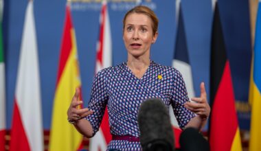 Kaja Kallas, Außenbeauftragte der Europäischen Union und ehemalige Premierministerin der Republik Estland, an einem Rednerpult