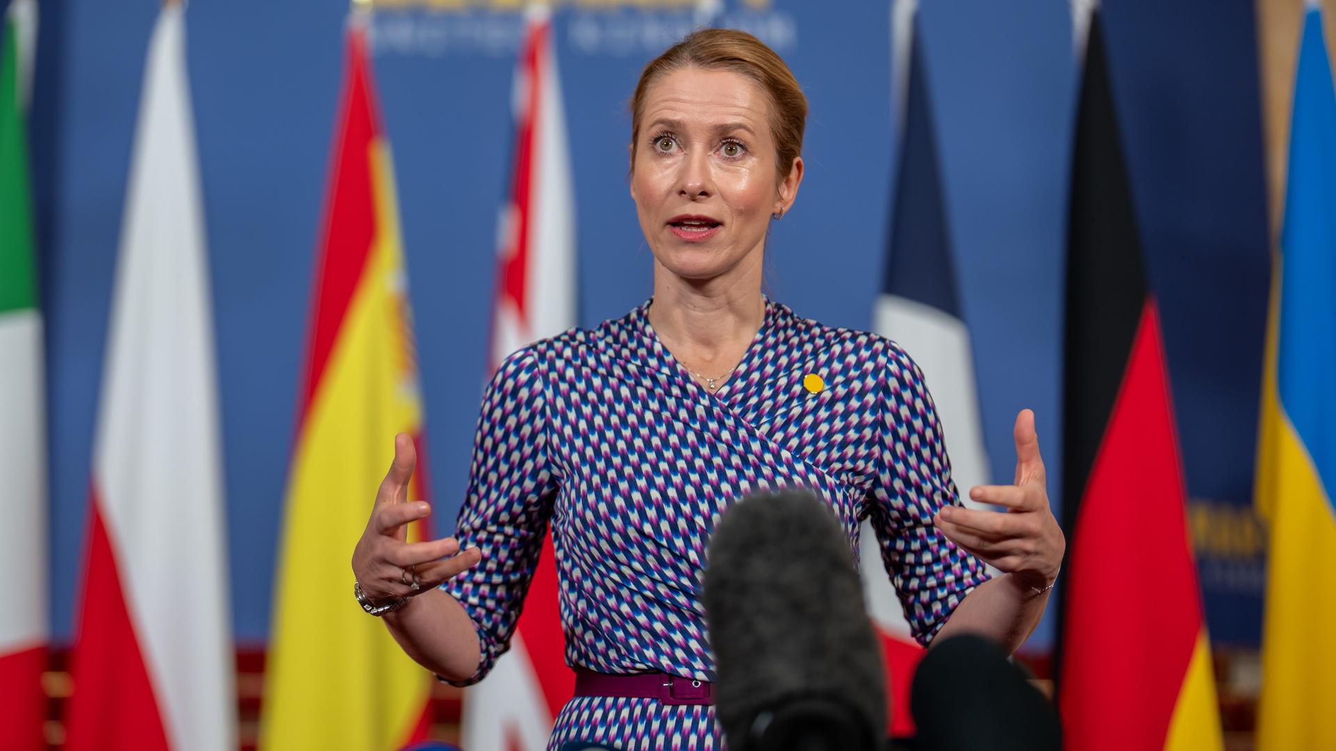 Kaja Kallas, Außenbeauftragte der Europäischen Union und ehemalige Premierministerin der Republik Estland, an einem Rednerpult