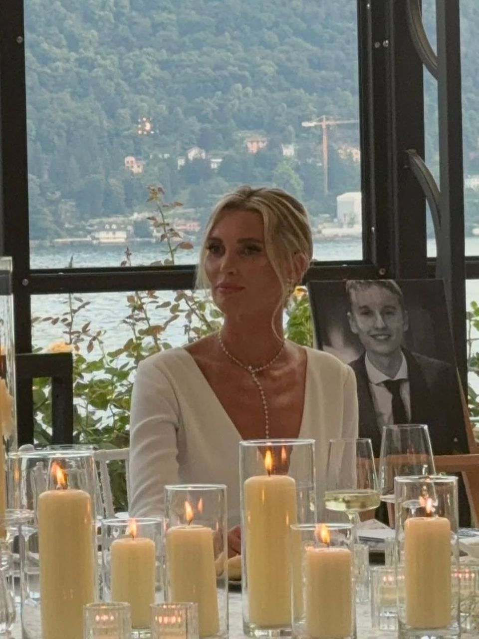 Katja Kühnes Kleid kann sowohl von hinten als auch von vorne punkten.