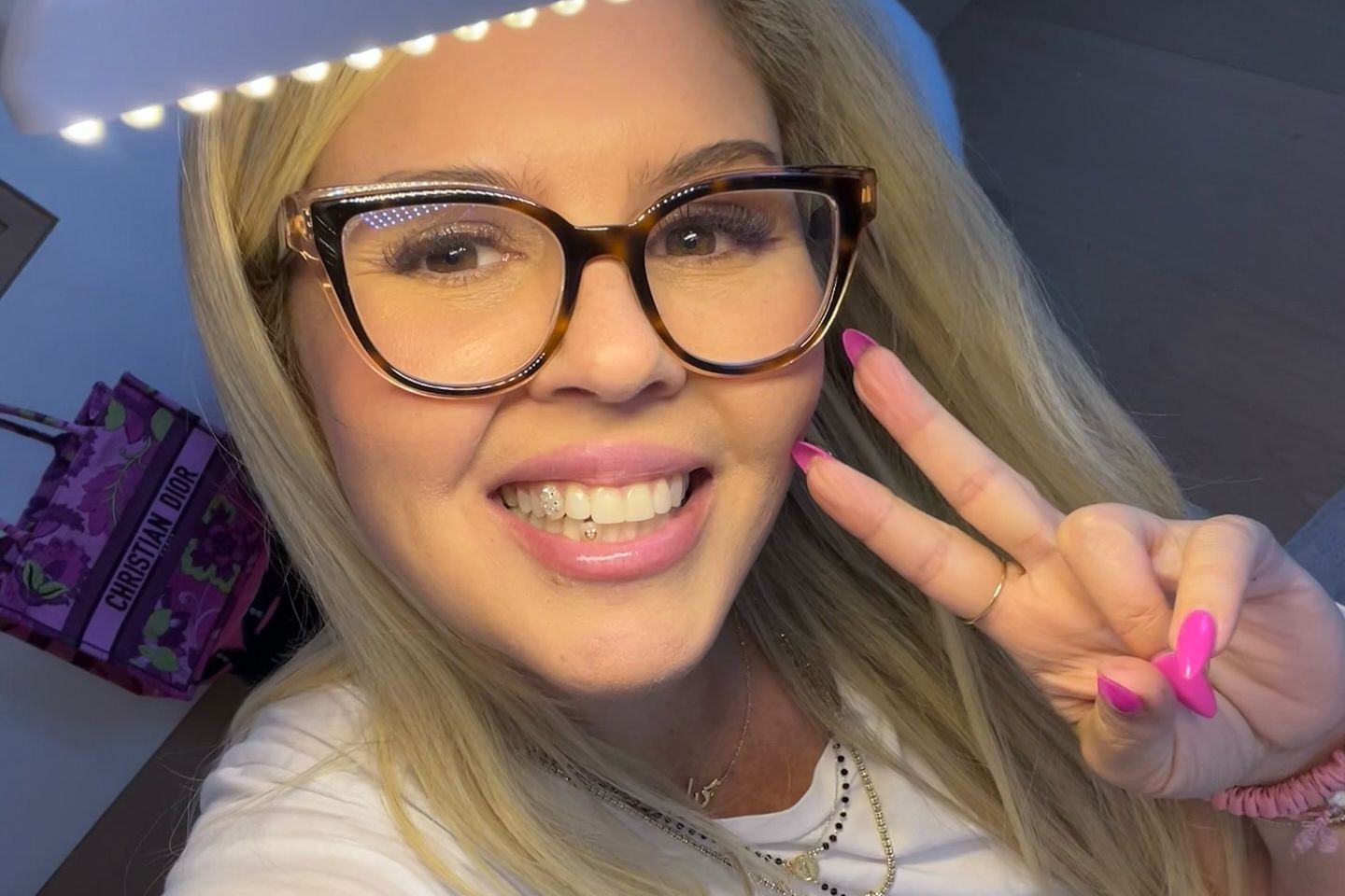Unter ihrem LED-Licht fühlt sie sich am wohlsten: Hollywood-Brow-Artist Kelley Baker. 