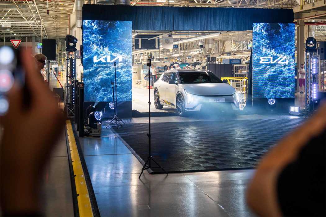 Launch in Slovakia: The first EV4 "made in Europe" rolls off the production line.
