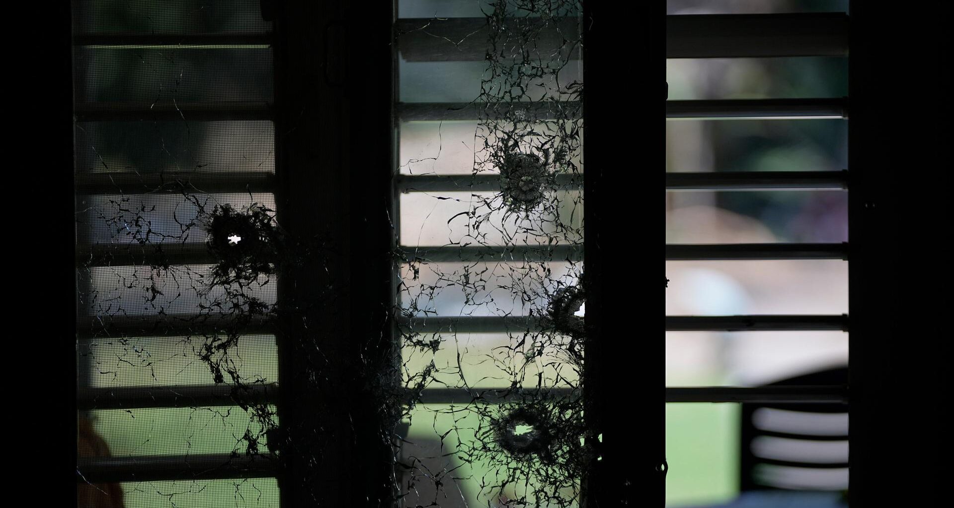 Ein von Kugeln durchlöchertes Fenster von einem Haus im Kibbuz Kfar Azza.