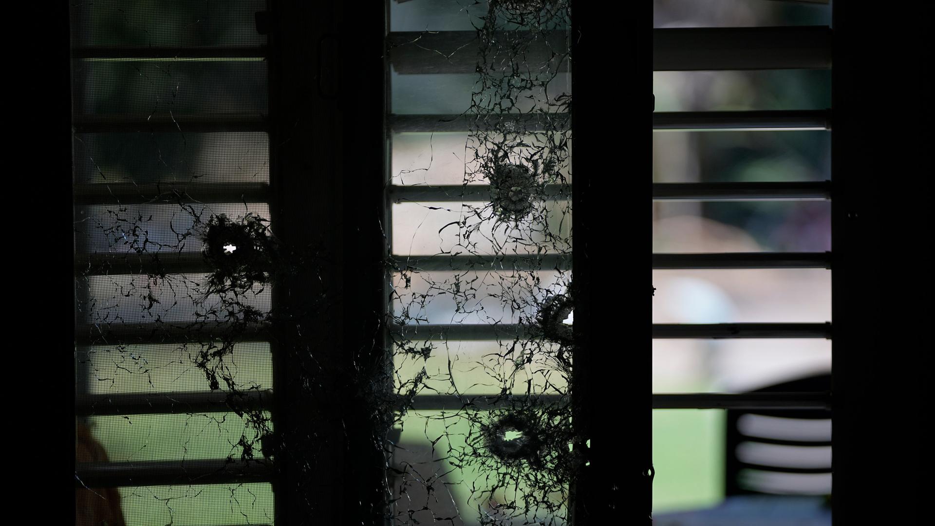 Ein von Kugeln durchlöchertes Fenster von einem Haus im Kibbuz Kfar Azza.