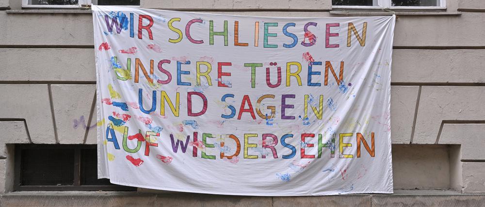 Ein Plakat vor einer Einrichtung deutet auf das Problem der drohenden Kitaschließungen hin.
