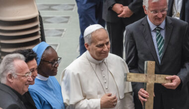 Papst Leo XIV. segnet Schrott-Kreuz von missio Aachen