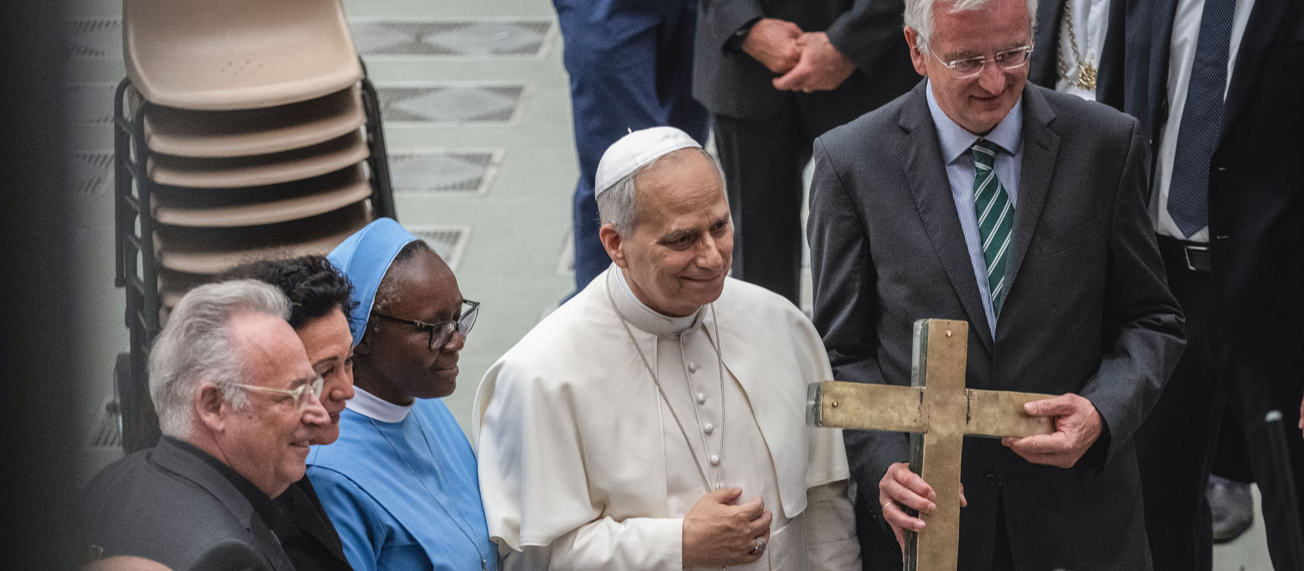 Papst Leo XIV. segnet Schrott-Kreuz von missio Aachen