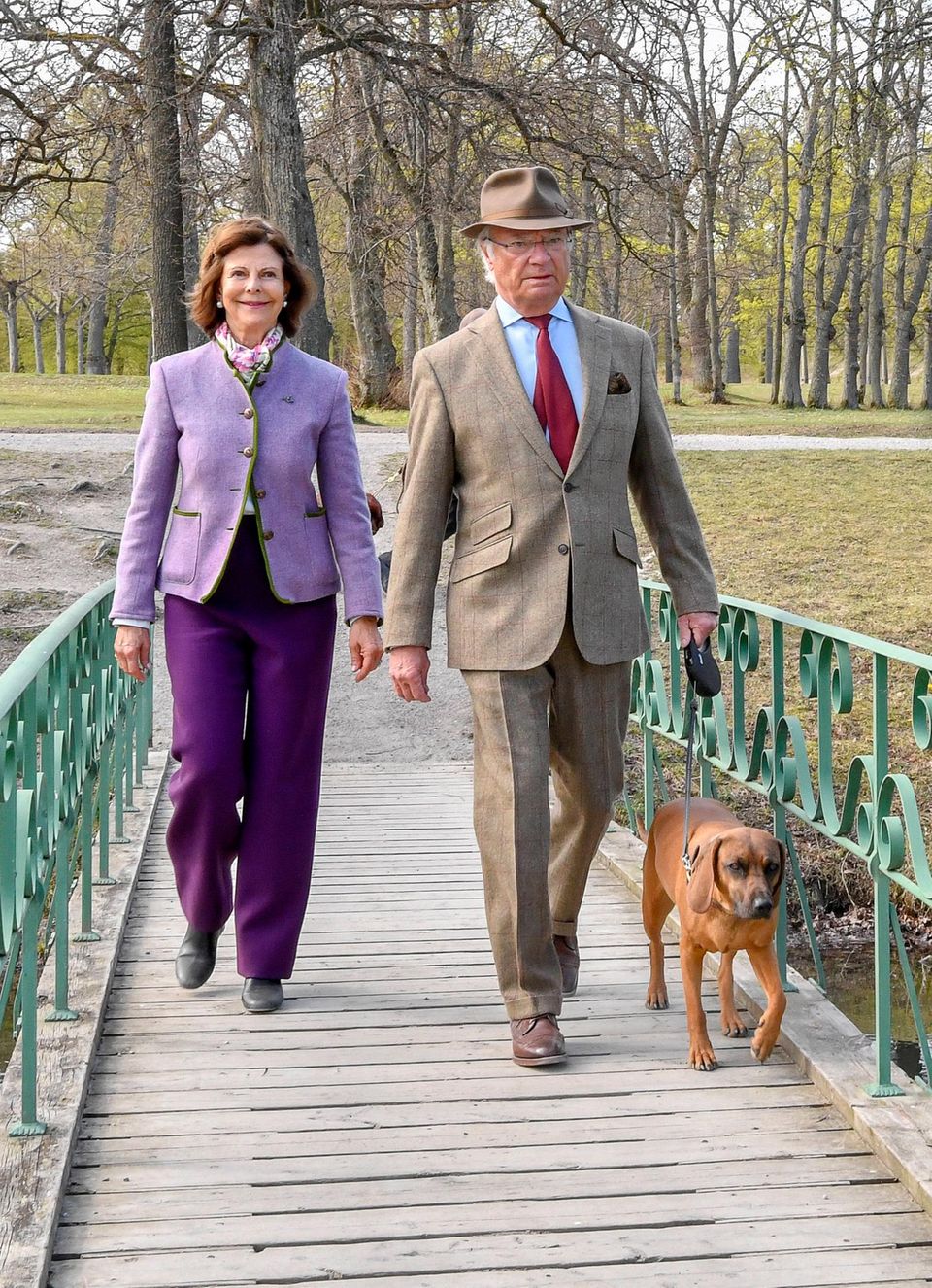 Königin Silvia und König Carl Gustaf mit ihrer Hundedame Brandie