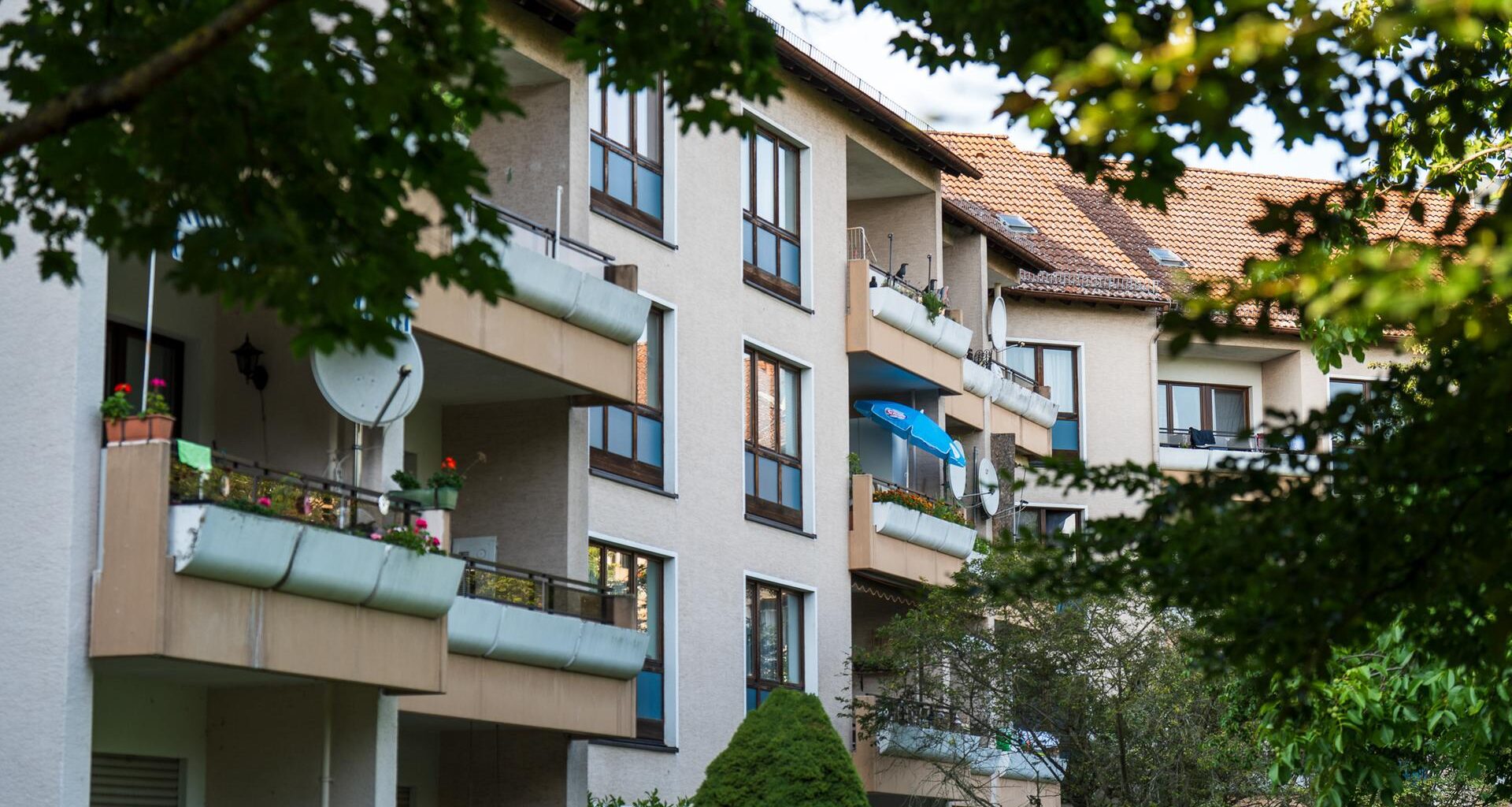 Kind fällt in Wiesbaden aus drittem Stock | hessenschau.de