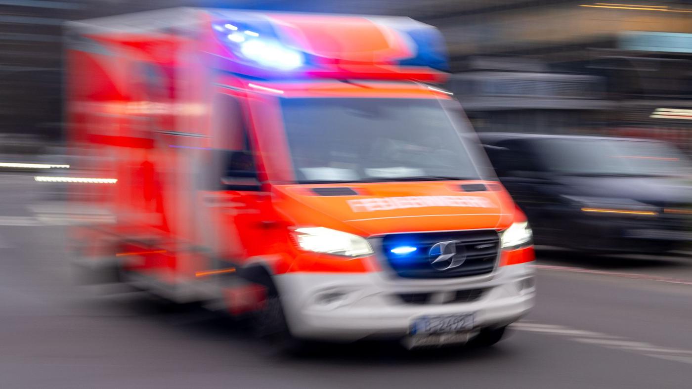 E-Scooter-Fahrer nach Kollision mit Auto lebensgefährlich verletzt