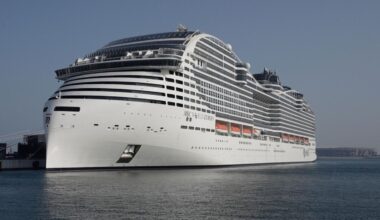 So sieht das havarierte Kreuzfahrtschiff MSC World Europa aus. Das schwimmende Hotel hat auf dem Archivbild in Katar angelegt 