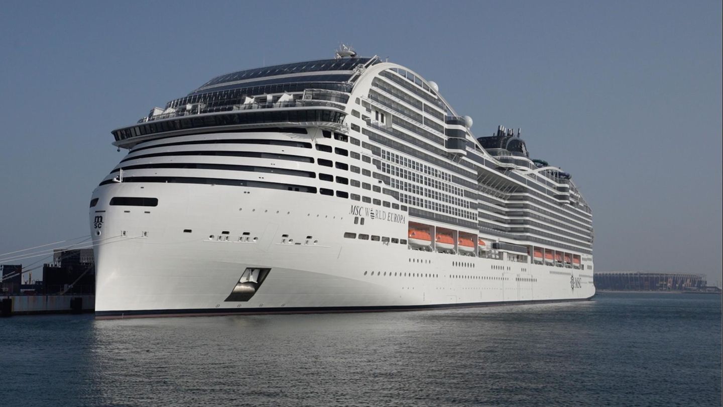 So sieht das havarierte Kreuzfahrtschiff MSC World Europa aus. Das schwimmende Hotel hat auf dem Archivbild in Katar angelegt 