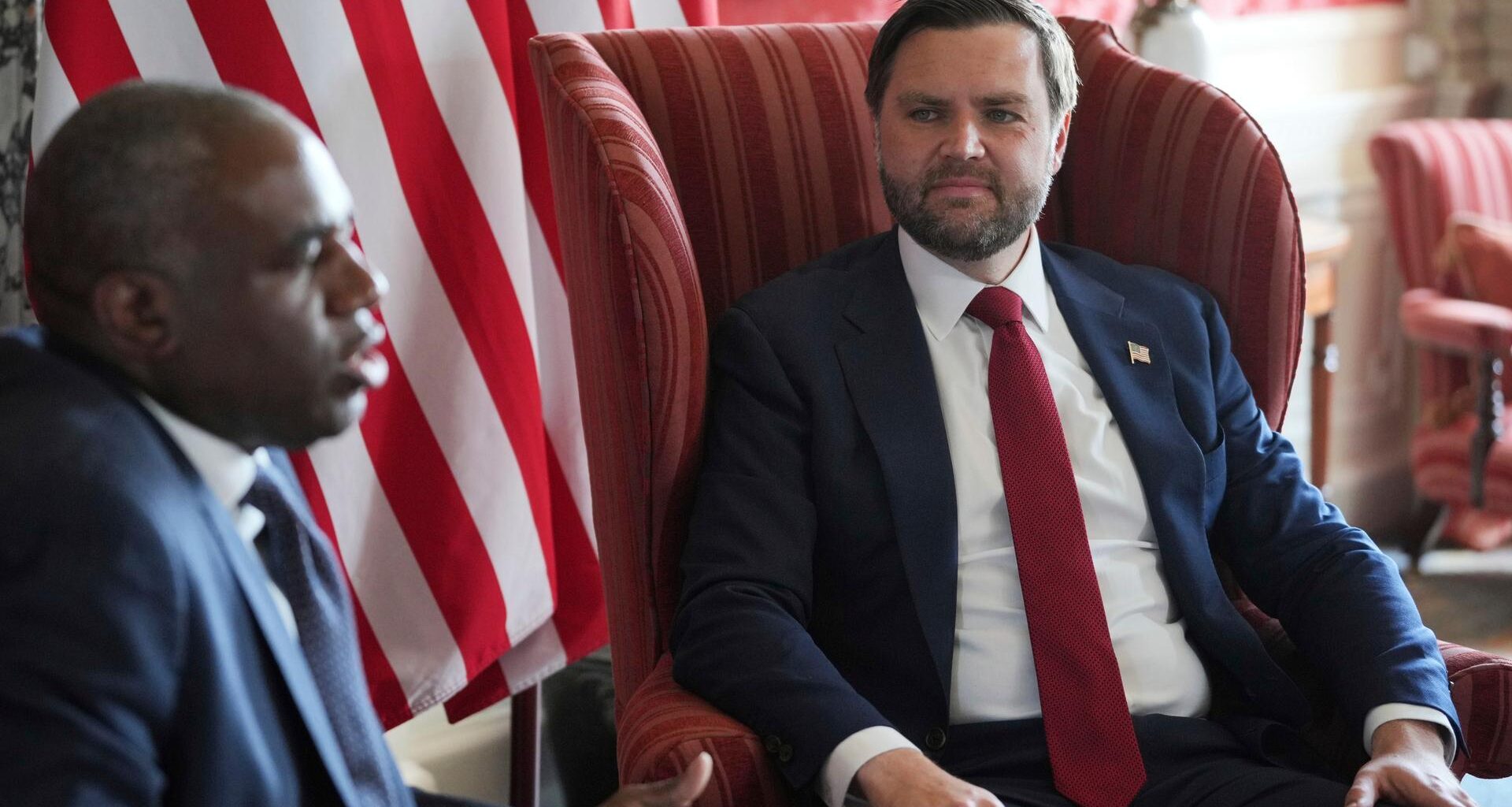 Der Vizepräsident USA, Vance, spricht mit dem britischen Außenminister David Lammy.