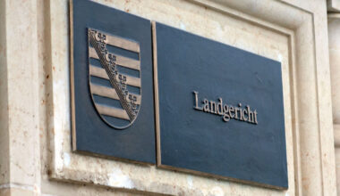 Landgericht, Schriftzug und Wappen.