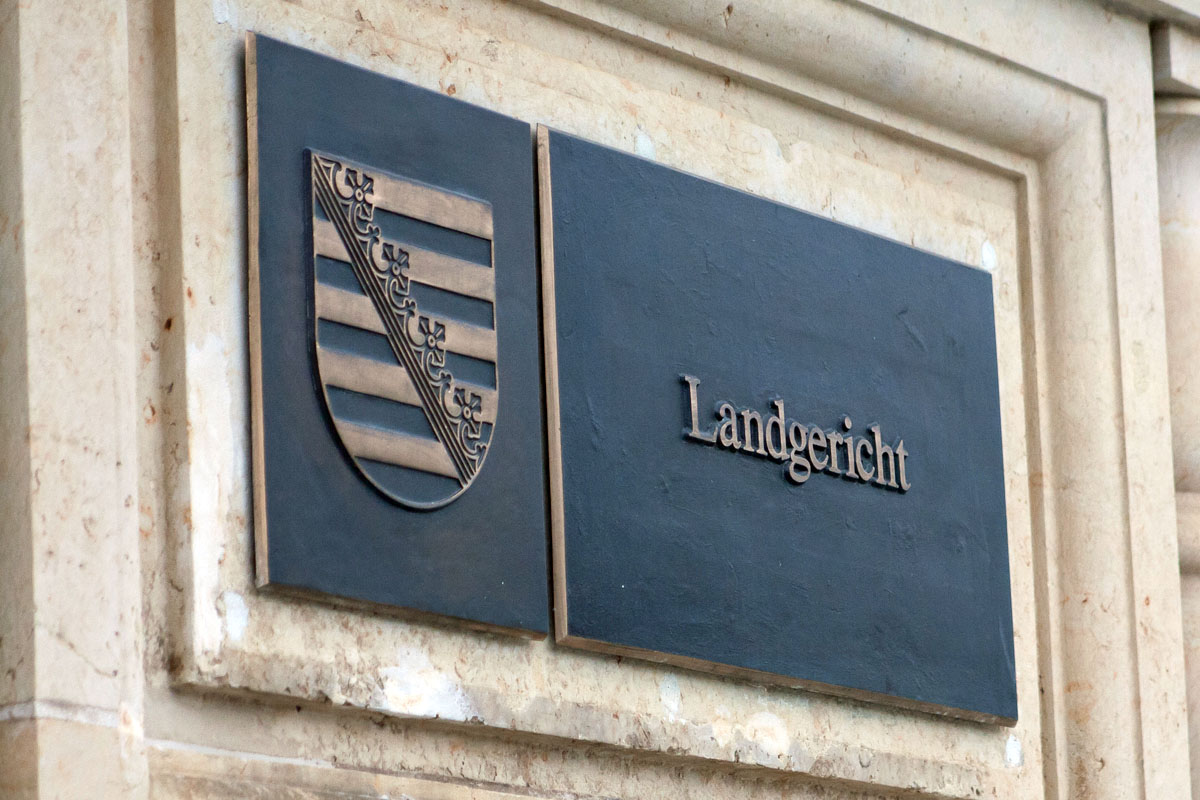 Landgericht, Schriftzug und Wappen.