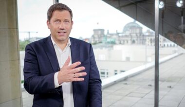 Klingbeil kritisiert Klöckner für Vergleich von Nius und taz