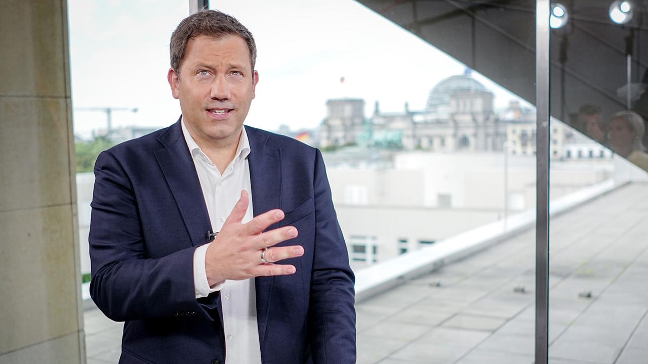 Klingbeil kritisiert Klöckner für Vergleich von Nius und taz