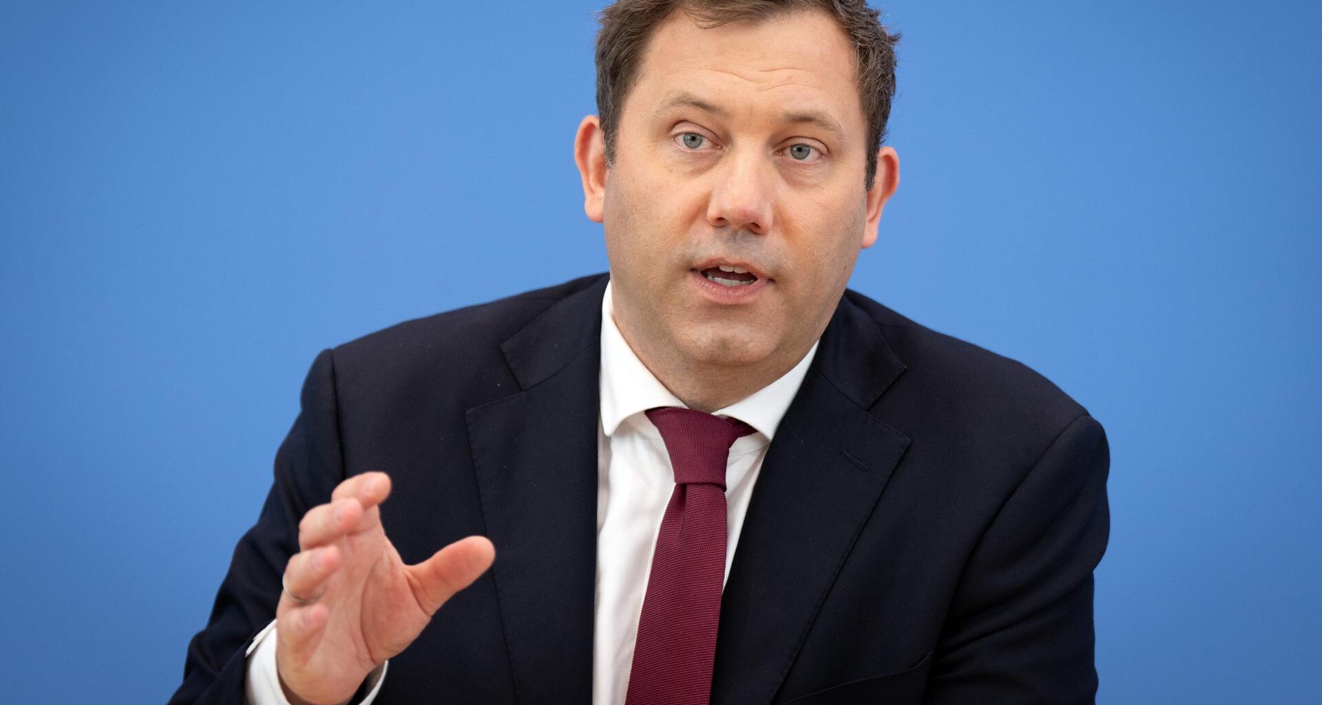 Lars Klingbeil unterstreicht seine Worte mit einer beschwichtigenden Geste.
