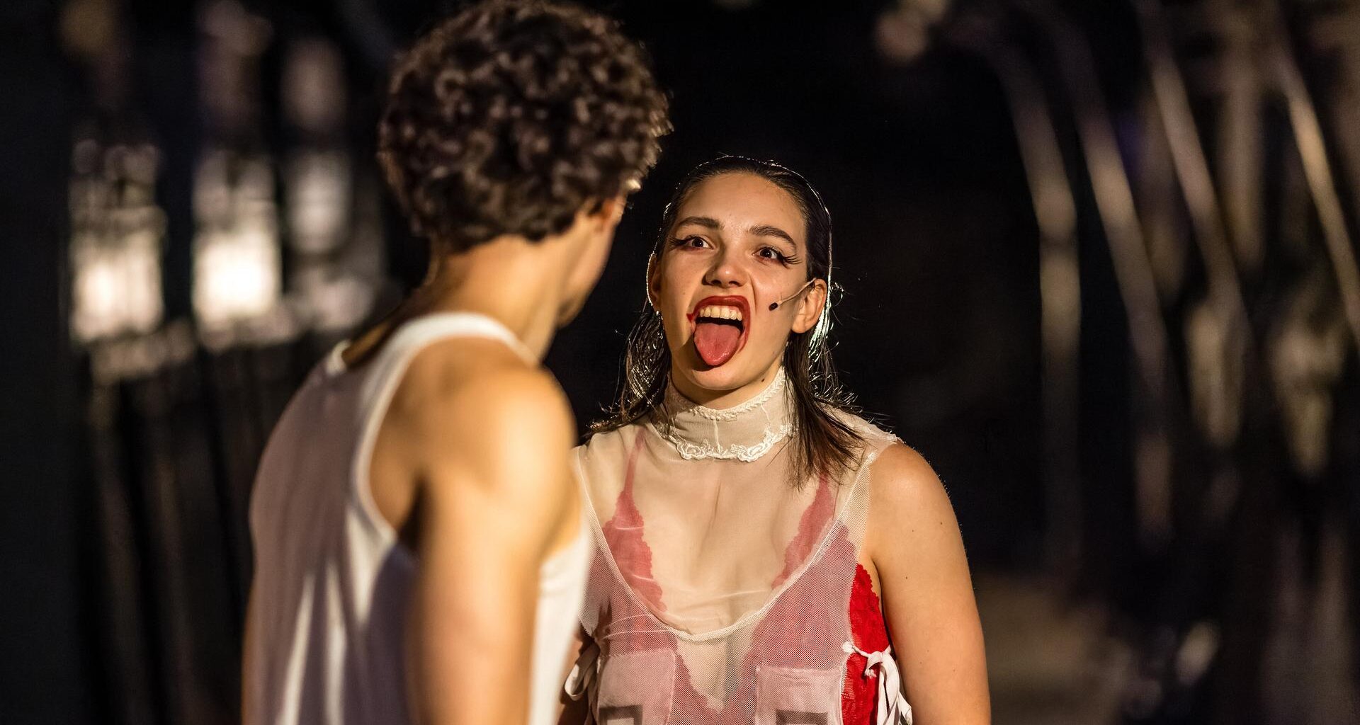 Lausitz Festival: Der Schauspieler Crispin Hausmann und die Schauspielerin Klaudia Sobota im Stück "Sonettfabrik" in der Louise, der ältesten noch funktionstüchtigen Brikettfabrik der Welt und einem Industriedenkmal in Brandenburg.