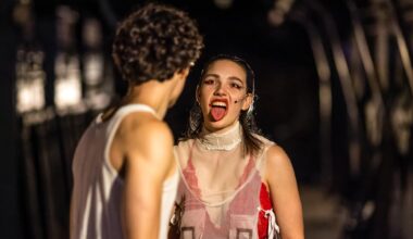 Lausitz Festival: Der Schauspieler Crispin Hausmann und die Schauspielerin Klaudia Sobota im Stück "Sonettfabrik" in der Louise, der ältesten noch funktionstüchtigen Brikettfabrik der Welt und einem Industriedenkmal in Brandenburg.