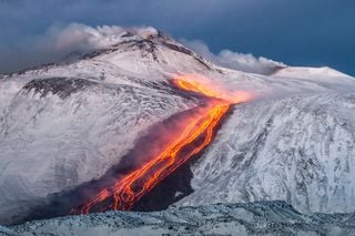 Neuer Ausbruch des Ätna, Lava bahnt sich ihren Weg durch den Schnee: Spektakuläre Bilder und Videos