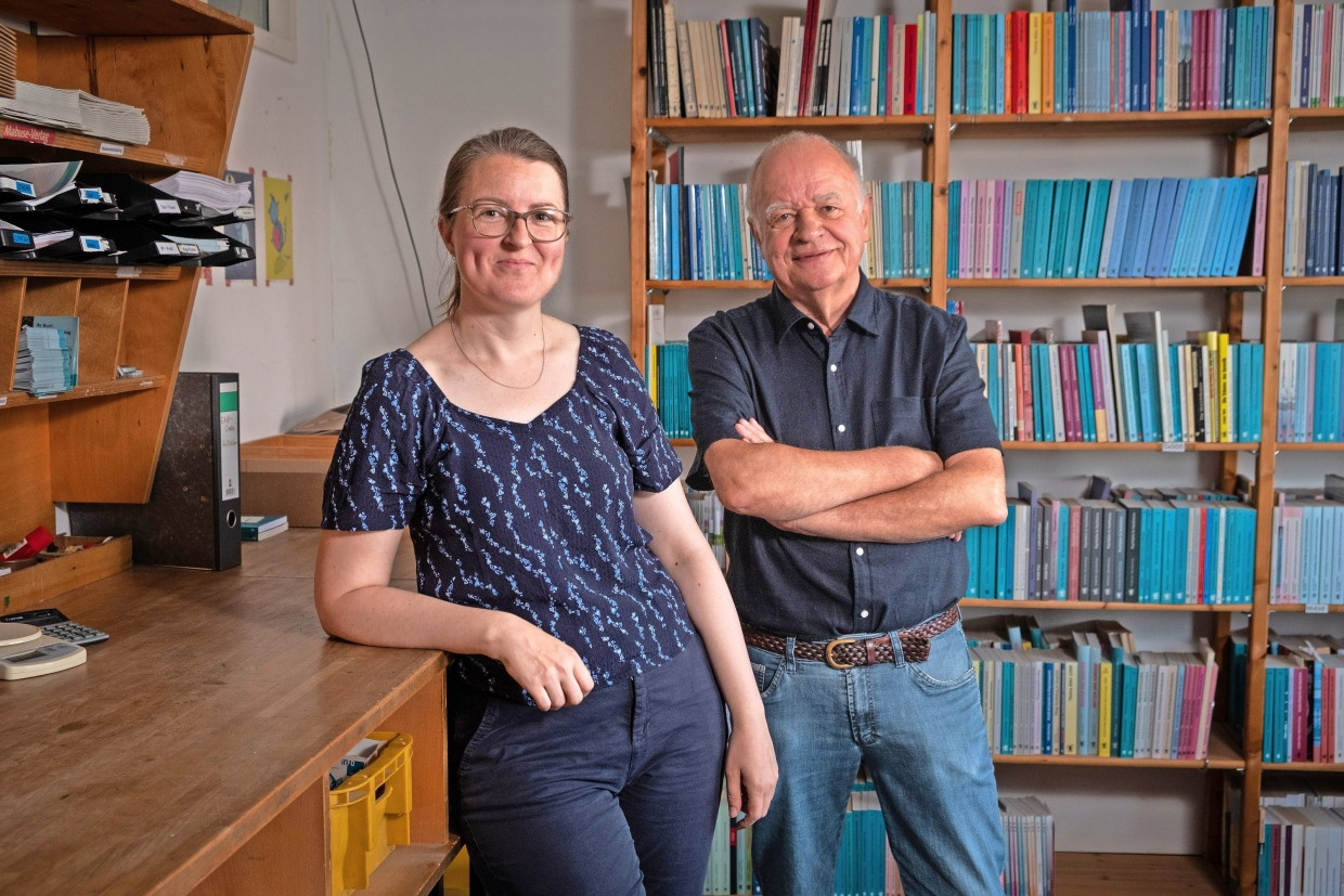 Lektorin Jana Puppala und Geschäftsführer Hermann Löffler im Archivraum des Mabuse-Verlags.