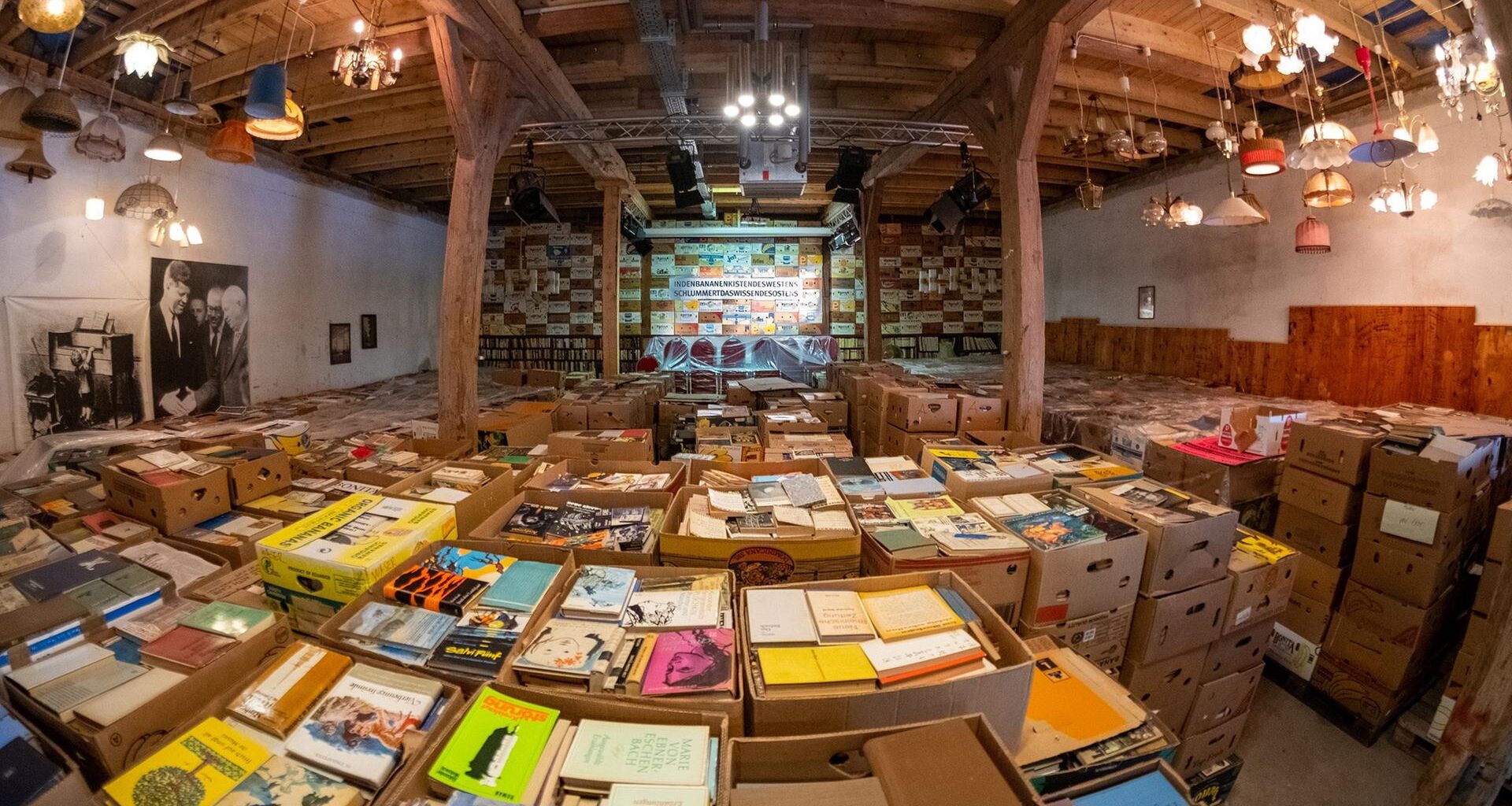 Der Veranstaltungssaal der Peter-Sodann-Bibliothek im sächsischen Staucha mit vielen gelagerten DDR-Büchern.