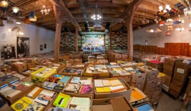 Der Veranstaltungssaal der Peter-Sodann-Bibliothek im sächsischen Staucha mit vielen gelagerten DDR-Büchern.