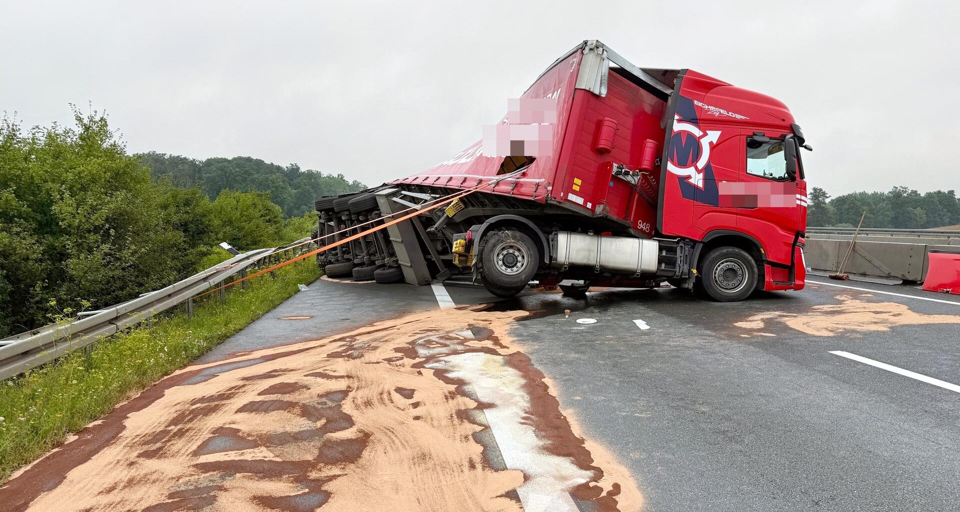 A5 bei Gießen stundenlang gesperrt: Lkw umgekippt | hessenschau.de