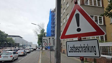 Lkw-Verkehr in der Königin-Elisabeth-Straße in Charlottenburg. 
