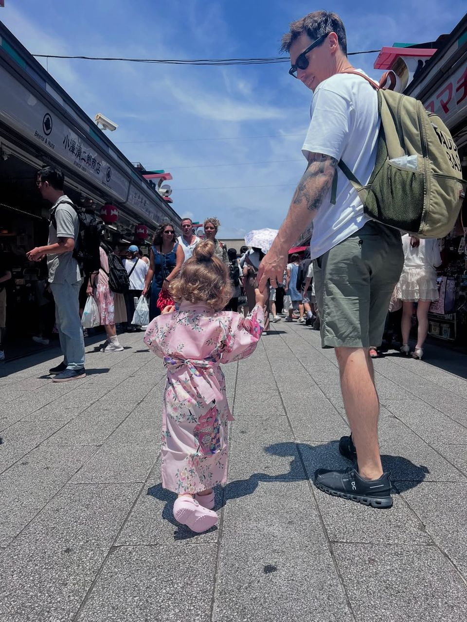 Louis Ducruet mit seiner Tochter Victoire, die einen zuckersüßen Kimono trägt.