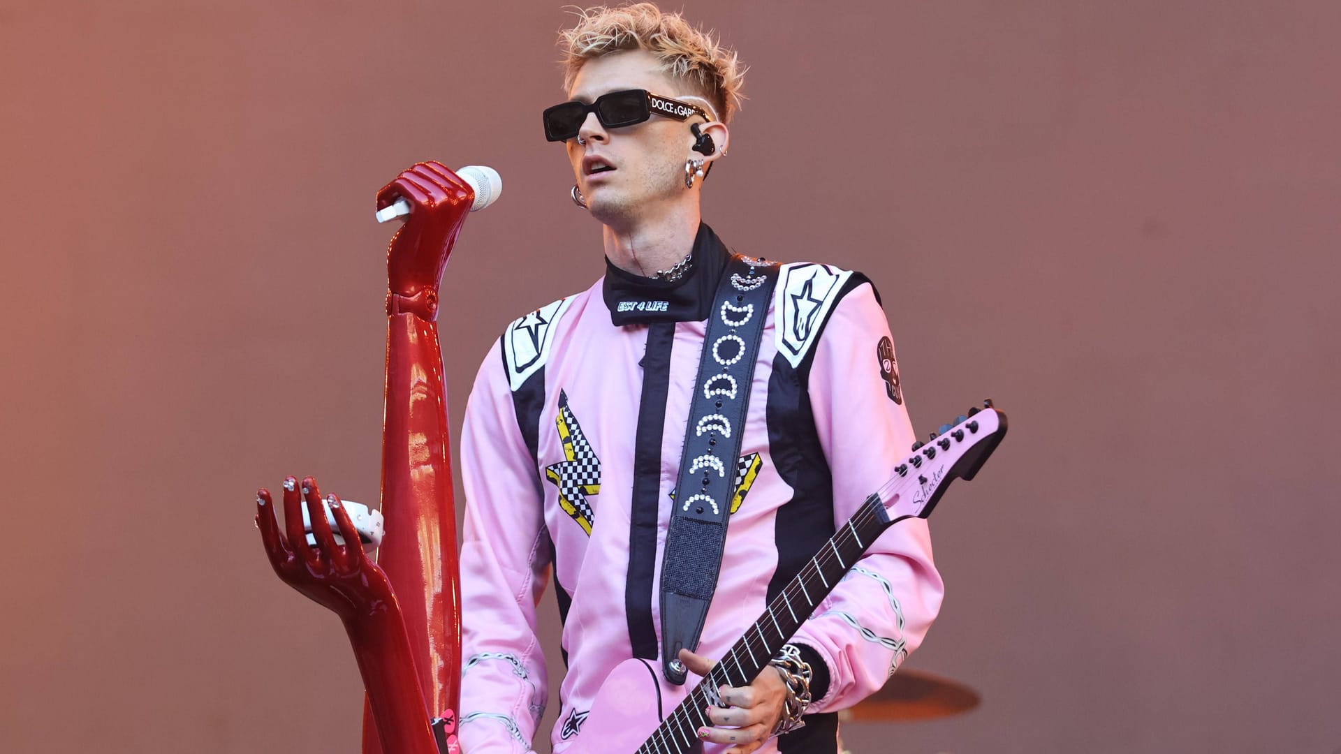 Machine Gun Kelly bei einem Auftritt (Archivbild): Die Ankündigung einer Deutschland-Tour steht offenbar kurz bevor.